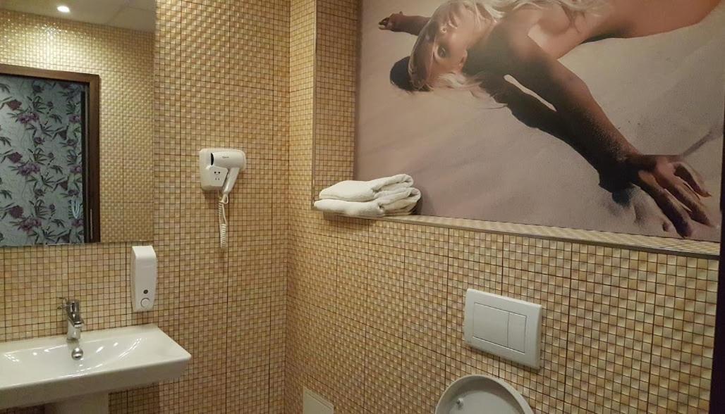 Hotel Viva Ploieşti Extérieur photo